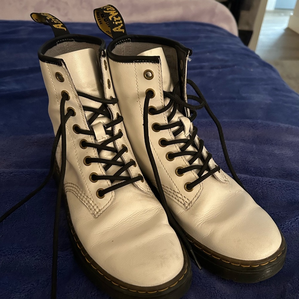 DOC MARTENS SIZE 7 W